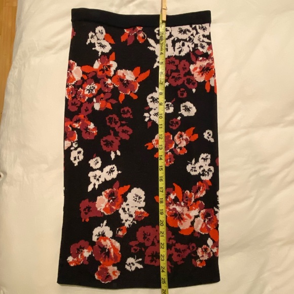 Sweater pencil skirt with red & white flowers - Picture 6 of 6